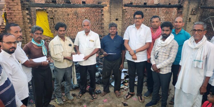 कोसंबी येथील गॅस सिलिंडर स्फोटग्रस्त तीन कुटुंबांना आमदार विजय वडेट्टीवार यांची आर्थिक मदत