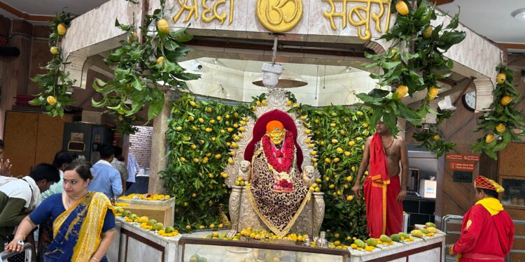 साईबाबा जन्मस्थान पाथरी येथे १५० किलो आंब्याची आकर्षक आरास