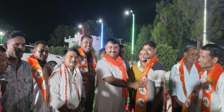 पिंपळगाव राजा येथे शिवसेनेत शेकडो कार्यकर्त्यांचा जाहीर पक्षप्रवेश; बूथ प्रमुखांची बैठक उत्साहात संपन्न