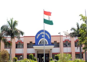 धक्कादायक घटना : दोन लहान मुलांना एसटी बसमध्ये सोडून महिला प्रियकरासोबत फरार