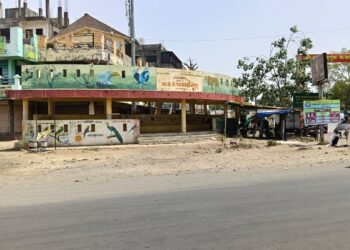 “विकास चौकातील प्रवाशी निवारा शोभेचा; प्रवाशांचा पिंपळवृक्षच खरा आधार”