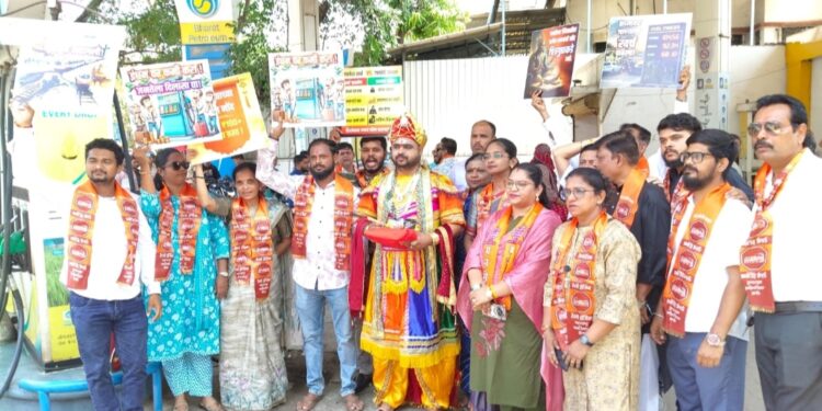 पनवेलमध्ये मनसेचे अनोखे आंदोलन; पेट्रोल-डिझेल दरवाढीविरोधात नागरिकांना वाटल्या ‘मेलोडी’ चॉकलेट