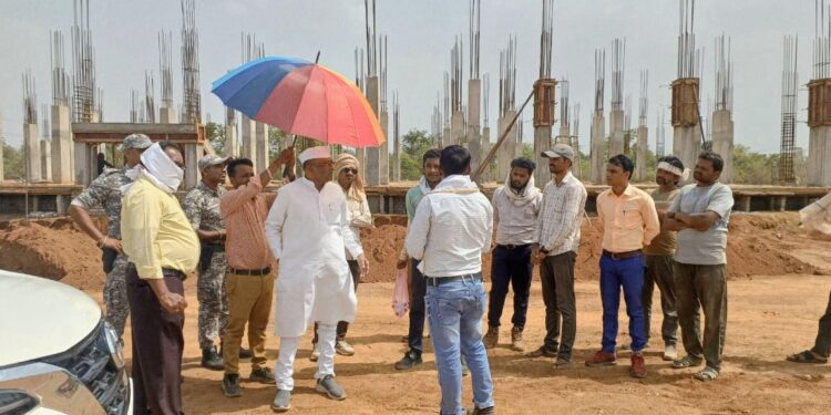 गेवर्धा येथे एकलव्य निवासी शाळेच्या बांधकामाची खासदार डॉ. नामदेव किरसान यांच्याकडून पाहणी