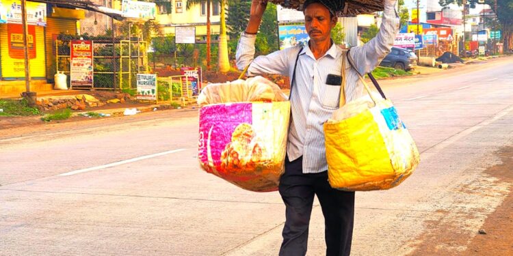 ‘डोक्यावर ओझं अन् मनात जगण्याची जिद्द’; मुंबईत पाहायला मिळाला एका कष्टकऱ्याचा संघर्ष