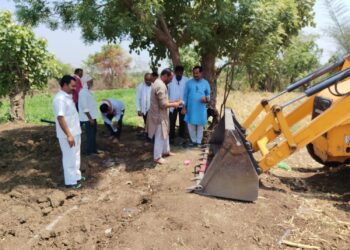 मातोश्री व सुधारीत बळीराजा पांदण शेतरस्त्याच्या कामाला सुरुवात
