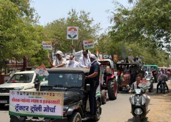शेतकऱ्यांच्या हक्कासाठी काँग्रेसचा जिल्हाधिकारी कार्यालयावर भव्य ट्रॅक्टर व डबकी मोर्चा