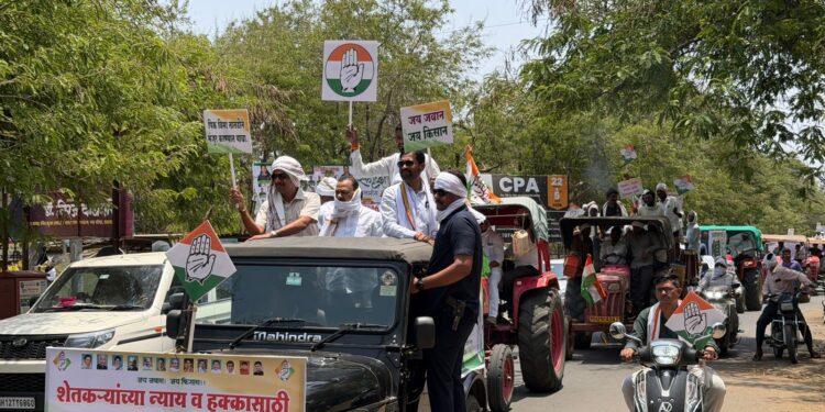शेतकऱ्यांच्या हक्कासाठी काँग्रेसचा जिल्हाधिकारी कार्यालयावर भव्य ट्रॅक्टर व डबकी मोर्चा