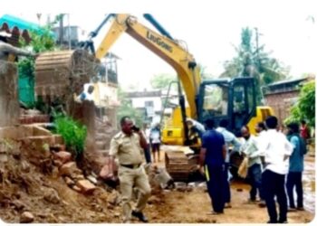 पेरणोलीतील मुख्य रस्त्यावरील अतिक्रमण हटवले; ग्रामस्थांमध्ये समाधानाचे वातावरण