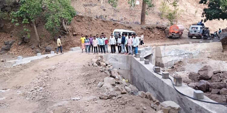 पिंपळखुटा रस्त्यावरील पुलांचे निकृष्ट काम करणाऱ्या ठेकेदाराला काळ्या यादीत टाका-बिरसा फायटर्सची मागणी