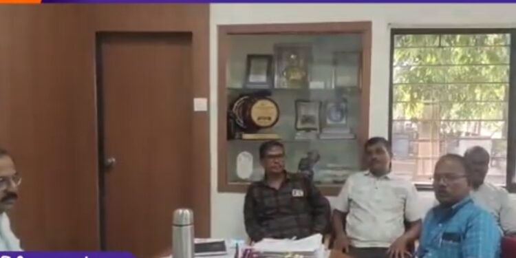 घरगुती वीज ग्राहकांना सक्तीने वीज मीटर बसविणे तात्काळ थांबवा