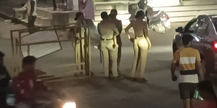 शहादा शहरात वाहतूक पोलिसांच्या डोळ्यांसमोर नियमांची पायमल्ली, खाकीचा वचक संपला?