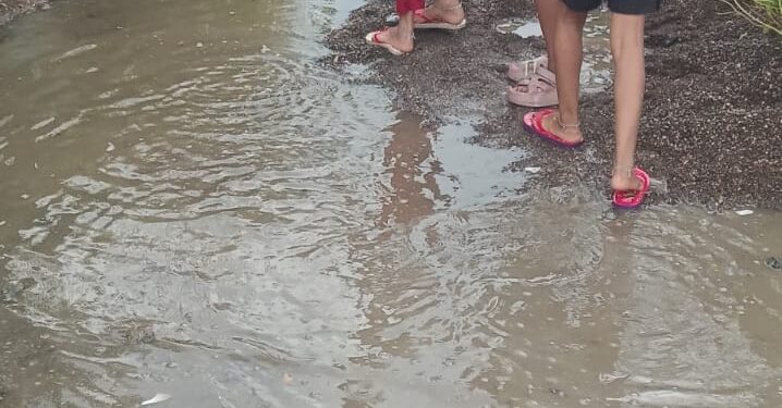 वार्ड क्रमांक 8 मध्ये पहिल्याच पावसात रस्त्यावर पाणी साचले; नागरिक त्रस्त, नगर पंचायत मात्र झोपेत?