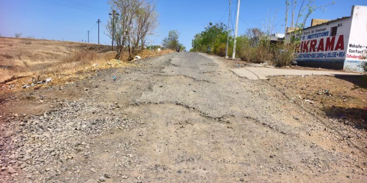 चांभुर्डी – विसापूर रस्त्याची दुरावस्था ,500 मीटरच्या खराब तुकड्यामुळे नागरिक आणि विद्यार्थी हैराण
