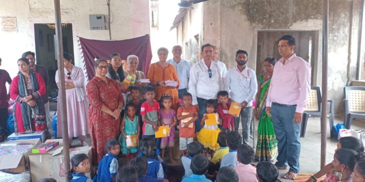 “अ ग्लिम्पस ऑफ डीव्हीनिटी” परिवारातर्फे आदिवासी विद्यार्थ्यांसाठी शैक्षणिक साहित्य व सायकल वाटप