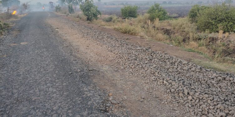 पावसाळ्यापूर्वी कुटंगा-बैरागड रस्त्याचे काम पूर्ण करा; ग्रामस्थांची आक्रमक मागणी