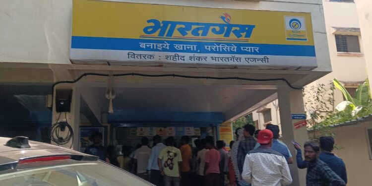 कलेक्टरांच्या आदेशाचा आधार; तरीही भारत गॅस ग्राहकांचा संताप कायम