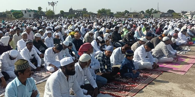 शहरात सकल मराठा हिंदू-मुस्लिम ऐक्याचे दर्शन; बकरी ईद निमित्त बांधवांची गळेभेट