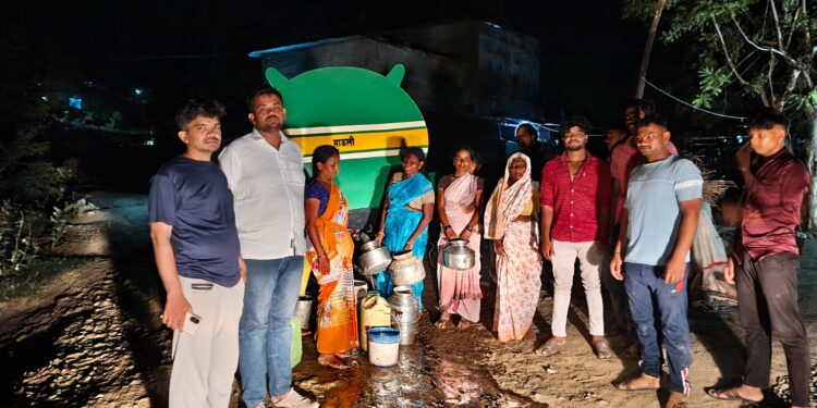निलेश कापकर यांच्याकडून मोफत टँकरद्वारे पाणी पुरवठा; भीषण पाणीटंचाईत नागरिकांना मोठा दिलासा