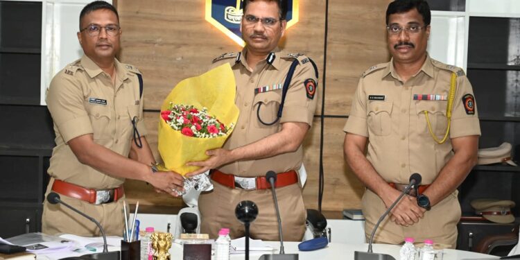 कोकण परिक्षेत्राचे विशेष पोलीस महानिरीक्षक चंद्र किशोर मीणा यांची रत्नागिरी जिल्ह्यास सदिच्छा भेट; कायदा व सुव्यवस्थेचा घेतला आढावा