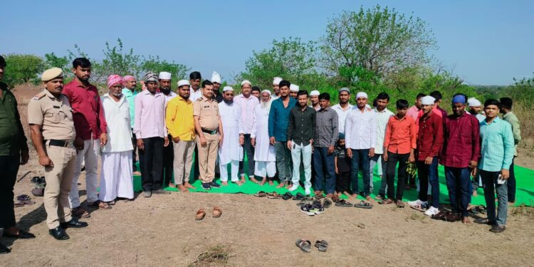 उजनी येथे बकरी ईद उत्साहात साजरी सामूहिक नमाज पठणानंतर सुख समृद्धीसाठी दुआ.