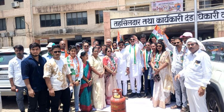 महागाईविरोधात अंबरनाथ ब्लॉक काँग्रेसचे धरणे आंदोलन