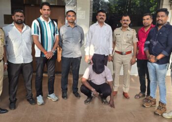 चालत्या स्कुटीवरून महिलांचा विनयभंग करणारा विकृत इसम रबाळे पोलिसांच्या ताब्यातसुनील गायकवाड