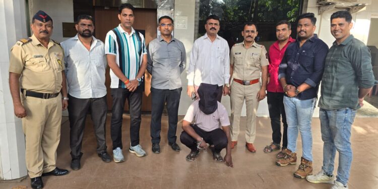 चालत्या स्कुटीवरून महिलांचा विनयभंग करणारा विकृत इसम रबाळे पोलिसांच्या ताब्यातसुनील गायकवाड