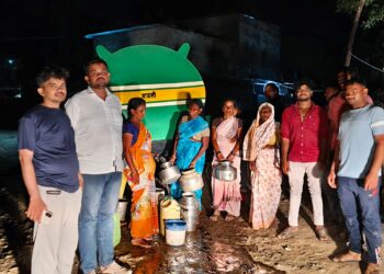 सामाजिक कार्यकर्ते निलेश तोताराम कापकर यांच्या मार्फत आलेगाव परिसरातील नागरिकांना टँकर द्वारे मोफत पाणी पुरवठा