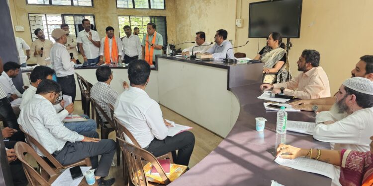 शहादा पालिकेची सर्वसाधारण सभा ठरली वादळी!घनकचरा, बांधकामावरून मुख्याधिकारी-नगराध्यक्षांना धरले धारेवर.