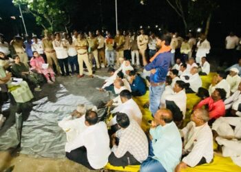 कारंजा तालुक्यातील गारपीट येथे जिल्हाधिकारी वान्मथी सी. यांचा रात्रीचा मुक्काम; ग्रामस्थांशी साधला थेट संवाद