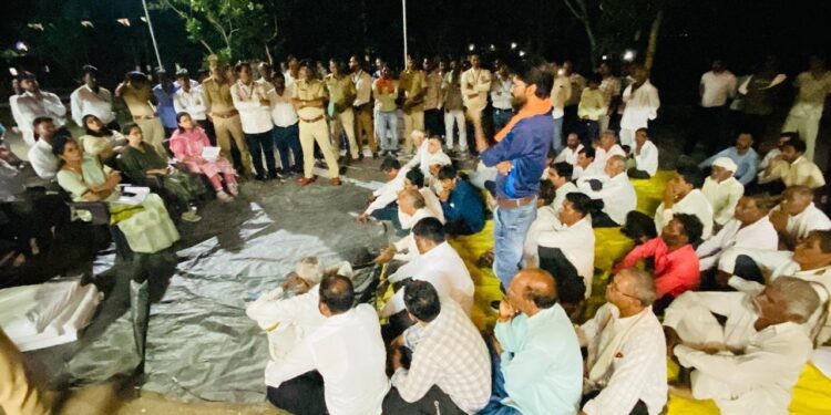 कारंजा तालुक्यातील गारपीट येथे जिल्हाधिकारी वान्मथी सी. यांचा रात्रीचा मुक्काम; ग्रामस्थांशी साधला थेट संवाद