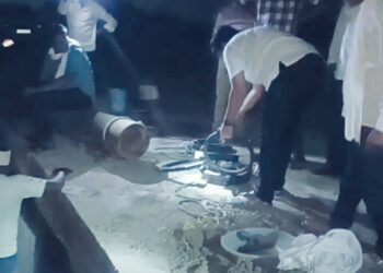 नगराध्यक्ष मध्यरात्री चिखलात;”रात्रभर सुरू ठेवली दुरुस्ती मोहीम