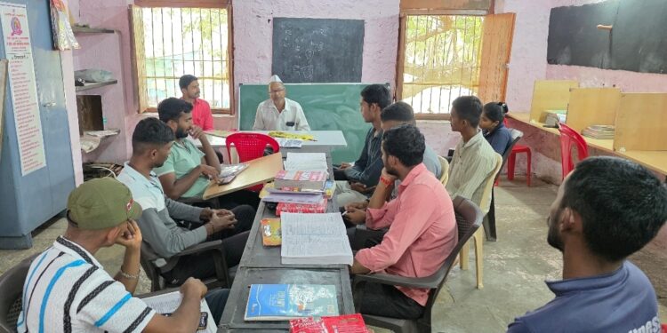 *लोणारी युवा संघ म राज्य संचलित श्री लोमेश ऋषी सार्व. वाचनालय मऱ्हळ बु. ता. सिन्नर येथे विद्यार्थ्यांसाठी मार्गदर्शन सुरु