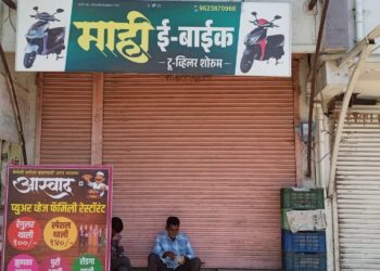 दर्यापुरात ई-बाईक ग्राहकांची कोंडी: ‘माही ई-बायक्स’ कडून गाडी विकली, पण सर्व्हिस गायब; ग्राहक हवालदील