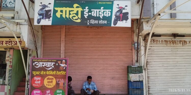 दर्यापुरात ई-बाईक ग्राहकांची कोंडी: ‘माही ई-बायक्स’ कडून गाडी विकली, पण सर्व्हिस गायब; ग्राहक हवालदील