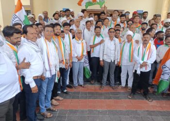 खासदार बळवंतभाऊ वानखडे यांनी तहसीलदार दर्यापूर यांना मेलोडी चॉकलेट देऊन केंद्र सरकारचा निषेध व्यक्त केला.