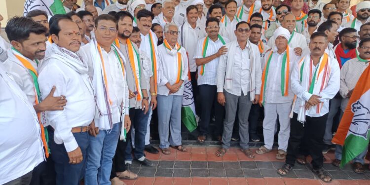 खासदार बळवंतभाऊ वानखडे यांनी तहसीलदार दर्यापूर यांना मेलोडी चॉकलेट देऊन केंद्र सरकारचा निषेध व्यक्त केला.