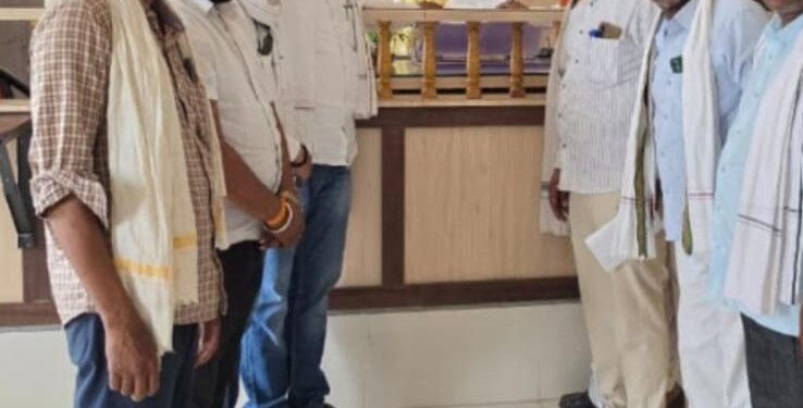 गुंजेगाव व राणी सावरगाव मंडळातील शेतकऱ्यांची पिक विम्यासाठी तहसीलदारांकडे धाव; सात दिवसांत निर्णय न झाल्यास आमरण उपोषणाचा इशारा