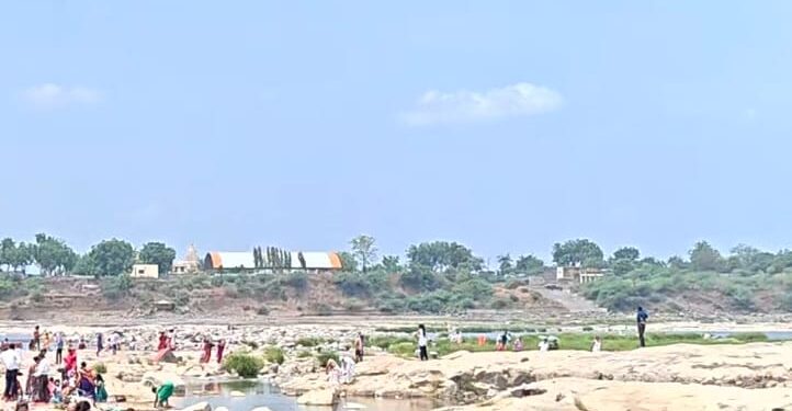दक्षिण काशी प्रकाशा येथे भाविकांच्या सुविधांचा प्रश्न ऐरणीवर; तापी स्नानासाठी आलेल्या भाविकांना गैरसोयींचा सामना