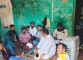 अपघातग्रस्त युवक आणि पॅरालिसिस रुग्ण महिलेला सामाजिक कार्यकर्ते निलेश कापकर यांच्याकडून आर्थिक मदत