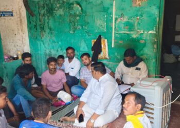 अपघातग्रस्त युवक आणि पॅरालिसिस रुग्ण महिलेला सामाजिक कार्यकर्ते निलेश कापकर यांच्याकडून आर्थिक मदत