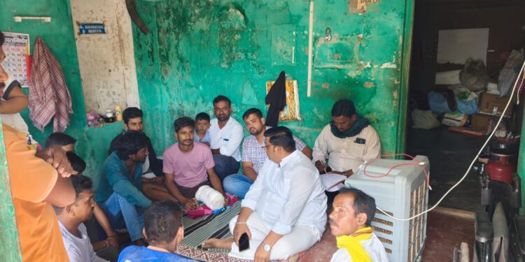 अपघातग्रस्त युवक आणि पॅरालिसिस रुग्ण महिलेला सामाजिक कार्यकर्ते निलेश कापकर यांच्याकडून आर्थिक मदत