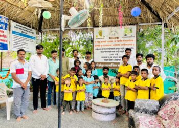 इतर खर्चाला फाटा देत अनाथ आश्रमातील मुलाबरोबर केला वाढदिवस साजरा