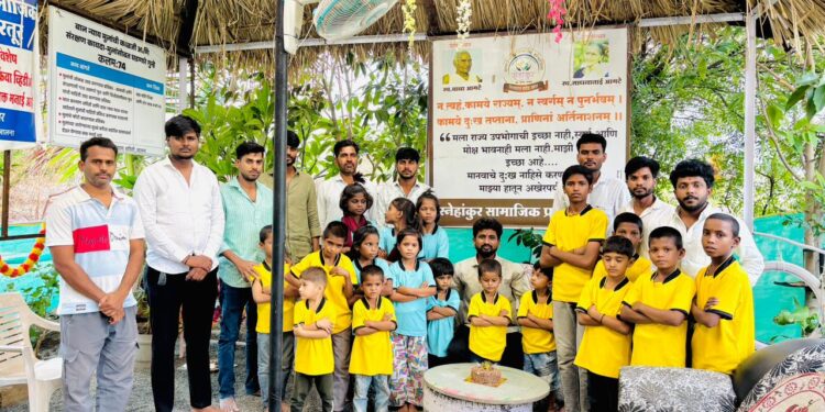 इतर खर्चाला फाटा देत अनाथ आश्रमातील मुलाबरोबर केला वाढदिवस साजरा