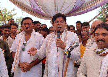 पहेला–चोवा–आंभोरा रस्त्याच्या रखडलेल्या कामाविरोधात आंदोलन; प्रशासनाकडून आश्वासनानंतर आंदोलन मागे