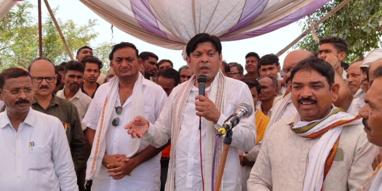 पहेला–चोवा–आंभोरा रस्त्याच्या रखडलेल्या कामाविरोधात आंदोलन; प्रशासनाकडून आश्वासनानंतर आंदोलन मागे
