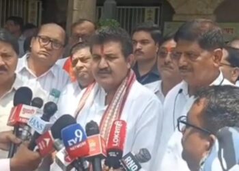 यवतमाळ स्थानिक स्वराज्य संस्था मतदारसंघासाठी दुष्यंत चतुर्वेदी यांचा उमेदवारी अर्ज दाखल