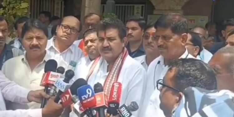 यवतमाळ स्थानिक स्वराज्य संस्था मतदारसंघासाठी दुष्यंत चतुर्वेदी यांचा उमेदवारी अर्ज दाखल
