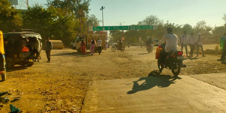 विकासाच्या नावाखाली यशवंत चौकाचा रखडलेला विकास; नागरिकांमध्ये संताप