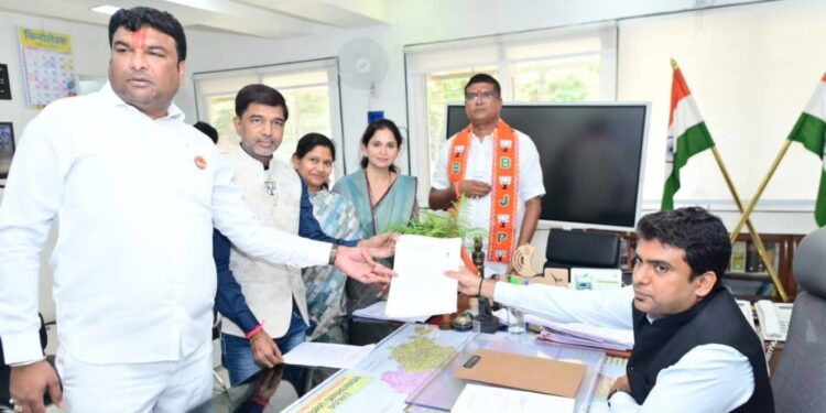 महायुतीचे शक्तिप्रदर्शन! छत्रपती संभाजीनगर-जालना स्थानिक स्वराज्य संस्था निवडणुकीसाठी सुहास शिरसाट यांचा उमेदवारी अर्ज दाखल
